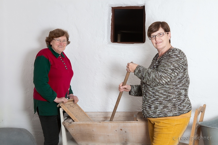 Elisabeth Stadler und Monika Jahn mit Waschtrog und Rumpel. 